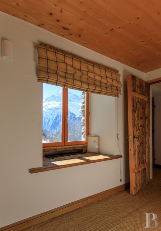 En Savoie, dans un hameau de la vallée de la Tarentaise, un grand chalet traditionnel rénové avec soin - photo  n°31